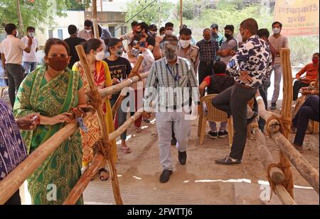 Beawar, Rajasthan, Inde, 24 mai 2021 : les personnes de plus de 18 ans attendent dans les files d'attente pour recevoir des doses de vaccin corona au centre de vaccination COVID-19 à Beawar. Crédit : Sumit Saraswat/Alay Live News Banque D'Images