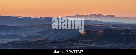 Lever de soleil en hiver dans le sanctuaire de Bellmunt. Vue sur la montagne de Montserrat (Osona, province de Barcelone, Catalogne, Espagne, Pyrénées) Banque D'Images