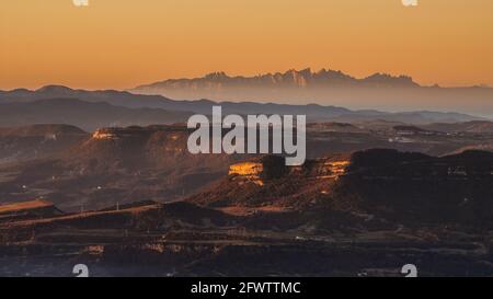 Lever de soleil en hiver dans le sanctuaire de Bellmunt. Vue sur la montagne de Montserrat (Osona, province de Barcelone, Catalogne, Espagne, Pyrénées) Banque D'Images