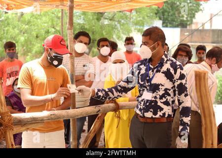 Beawar, Rajasthan, Inde, 24 mai 2021 : les personnes de plus de 18 ans attendent dans les files d'attente pour recevoir des doses de vaccin corona au centre de vaccination COVID-19 à Beawar. Crédit : Sumit Saraswat/Alay Live News Banque D'Images