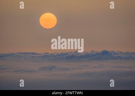 Lever de soleil d'hiver avec brume, brouillard et une mer de nuages, vu du Mont Caro (Tarragone, Catalogne, Espagne) ESP: Amanecer de invierno con calima en el Caro Banque D'Images