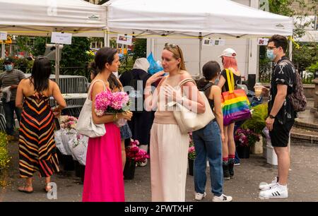 New York, États-Unis. 22 mai 2021. Des acheteurs sans masque au marché vert de Union Square à New York le samedi 22 mai 2021. (Âphoto de Richard B. Levine) crédit: SIPA USA/Alay Live News Banque D'Images