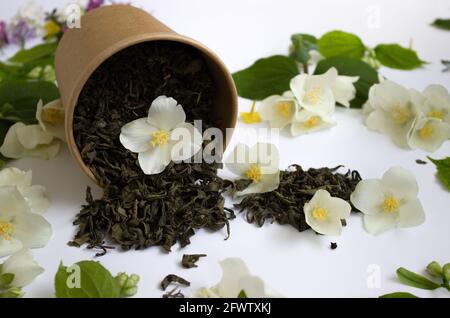 Thé de feuilles avec jasmin dans un carton rond sur fond blanc. Concept zéro déchet Banque D'Images