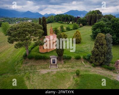 Vue de drone depuis le dessus de l'église rouge de Pomelasca Drone depuis le dessus de l'église rouge de Pomelasca située dans la campagne Lombardie, Inver Banque D'Images