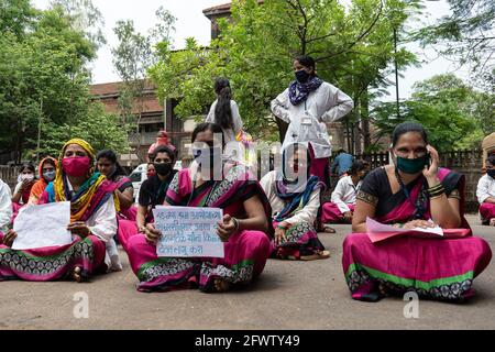 24 mai 2021, Kolhapur, Maharashtra, Inde: Un militant accrédité en santé sociale, également connu sous le nom de travailleurs de la santé communautaire, a fait une grève nationale aujourd'hui en Inde. Le syndicat DES travailleurs D'ASHA affirme qu'il y a environ un million de travailleurs d'Asha déployés, mais qu'ils ne sont pas reconnus comme employés des soins de santé par le gouvernement. Depuis mars 2020, les travailleurs de la santé communautaire se sont engagés dans Covid-19 Groundwork et ont payé un salaire d'environ cinquante dollars américains en fonction de l'incitation. Le syndicat Asha exige également des trousses de sécurité ainsi que des assurances car ils risquent leur vie devant la bataille de Corona Banque D'Images