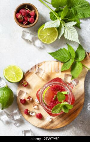 Boissons non alcoolisées, boissons saines. Verres rafraîchissants buvez de la framboise avec de la chaux à la menthe et de la glace sur une table en pierre. Vue de dessus de l'arrière-plan de la mise à plat Copie s Banque D'Images