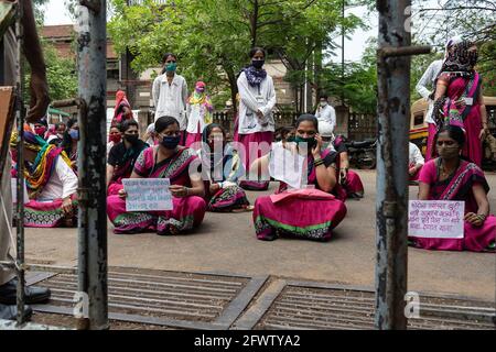 24 mai 2021, Kolhapur, Maharashtra, Inde: Un militant accrédité en santé sociale, également connu sous le nom de travailleurs de la santé communautaire, a fait une grève nationale aujourd'hui en Inde. Le syndicat DES travailleurs D'ASHA affirme qu'il y a environ un million de travailleurs d'Asha déployés, mais qu'ils ne sont pas reconnus comme employés des soins de santé par le gouvernement. Depuis mars 2020, les travailleurs de la santé communautaire se sont engagés dans Covid-19 Groundwork et ont payé un salaire d'environ cinquante dollars américains en fonction de l'incitation. Le syndicat Asha exige également des trousses de sécurité ainsi que des assurances car ils risquent leur vie devant la bataille de Corona Banque D'Images