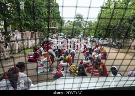 24 mai 2021, Kolhapur, Maharashtra, Inde: Un militant accrédité en santé sociale, également connu sous le nom de travailleurs de la santé communautaire, a fait une grève nationale aujourd'hui en Inde. Le syndicat DES travailleurs D'ASHA affirme qu'il y a environ un million de travailleurs d'Asha déployés, mais qu'ils ne sont pas reconnus comme employés des soins de santé par le gouvernement. Depuis mars 2020, les travailleurs de la santé communautaire se sont engagés dans Covid-19 Groundwork et ont payé un salaire d'environ cinquante dollars américains en fonction de l'incitation. Le syndicat Asha exige également des trousses de sécurité ainsi que des assurances car ils risquent leur vie devant la bataille de Corona Banque D'Images