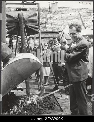 Sur le Botermarkt à Haarlem, l'écrivain Godfried Bomans a ouvert le 5ème marché d'art. C'était aussi la cinquième fois qu'il était autorisé au faire. Une partie importante du produit est destinée aux enfants handicapés de Haarlem et des environs. Après un bref discours d'ouverture, Godfried Bomans a aidé le forgeron ornemental sur le marché à allumer le feu au moyen d'un grand soufflet, après lequel les artistes ont travaillé., 7 juin 1968, auteurs, collections, Art, marchés, ouvertures, écrivains, pays-Bas, agence de presse du xxe siècle photo, nouvelles à retenir, documentaire, photographie historique 1945- Banque D'Images