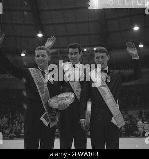 Sur la robe honorifique de gauche à droite: Karol Divin (Tchécoslovaquie), Manfred Schnelldorfer et Alain Calmat, 29 février 1964, patinage artistique, pays-Bas, agence de presse du xxe siècle photo, nouvelles à retenir, documentaire, photographie historique 1945-1990, histoires visuelles, L'histoire humaine du XXe siècle, immortaliser des moments dans le temps Banque D'Images