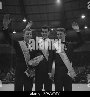 Sur la robe honorifique de gauche à droite Karol Divin (Tchécoslovaquie), Manfred Schnelldorfer et Alain Calmat, 29 février 1964, patinage artistique, pays-Bas, agence de presse du xxe siècle photo, nouvelles à retenir, documentaire, photographie historique 1945-1990, histoires visuelles, L'histoire humaine du XXe siècle, immortaliser des moments dans le temps Banque D'Images