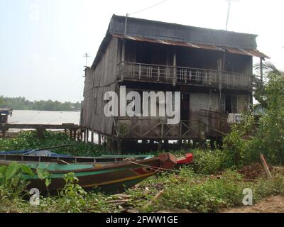 Ancienne maison de pilotis dans le delta du Mékong, Vietnam. Banque D'Images