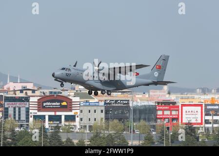 Ankara, TURQUIE - avril 20 2016 : l'armée de l'air turque, EADS Casa C-295 lors d'un vol d'entraînement, faisant de l'exercice touch et gos à sa base, l'aéroport d'Etimesgut, Banque D'Images