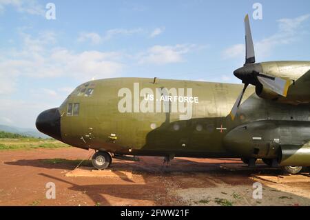 Avion cargo utilisé dans la guerre du Vietnam, exposé sur l'ancienne base de combat de Khe Sanh, Vietnam. Banque D'Images