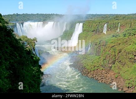 Vue spectaculaire des puissantes chutes d'Iguazu au Brésil avec un arc-en-ciel, Foz do Iguacu, Brésil, Amérique du Sud Banque D'Images