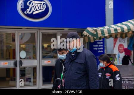 Slough, Berkshire, Royaume-Uni. 23 mai 2021. Les acheteurs de Slough High Street aujourd'hui. Le taux d'infection par roulement de sept jours Covid-19 pour 100,000 000 personnes à Slough pour la semaine se terminant le 18 mai est passé de 22.7 à 25.4. Étant donné que le nombre de cas positifs de la variante indienne Covid-19 commence à augmenter, la levée éventuelle des restrictions de verrouillage en juin est peut-être en danger. Crédit : Maureen McLean/Alay Banque D'Images