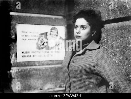 Dusica Zegarac, Portrait demi-longueur, sur le tournage du film, 'le neuvième cercle', Serbo-croate: 'Deveti Krug', Jadran films, Altura films (USA), 1960 Banque D'Images