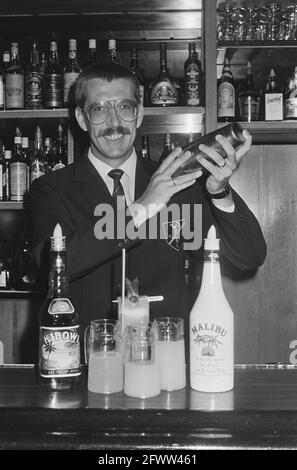 Bols order; M. Hameijer avec cocktail, 23 juillet 1986, pays-Bas, agence de presse du XXe siècle photo, nouvelles à retenir, documentaire, photographie historique 1945-1990, histoires visuelles, L'histoire humaine du XXe siècle, immortaliser des moments dans le temps Banque D'Images