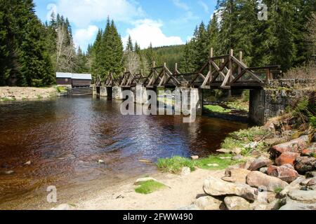 'Rechle', un pont d'entrée dans le parc national de Šumava en République tchèque. C'est une réplique fidèle du pont historique. Banque D'Images