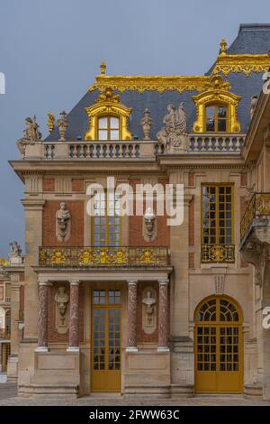 Versailles, France - 19 05 2021 : Château de Versailles. Détail de la façade dorée du château de Versailles Banque D'Images