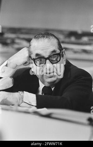 Producteur UN pont trop loin Joseph E. Levine donne une conférence de presse à l'aéroport de Schiphol; pendant la conférence de presse, 8 octobre 1976, conférences de presse, Producteurs, pays-Bas, agence de presse du XXe siècle photo, news to remember, documentaire, photographie historique 1945-1990, histoires visuelles, L'histoire humaine du XXe siècle, immortaliser des moments dans le temps Banque D'Images