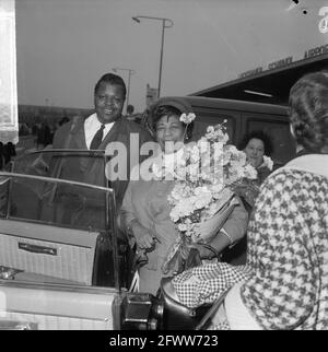 Arrivée Ella Fitzgerald et Oscar Peterson (à gauche) à l'aéroport de Schiphol, 24 avril 1964, arrivées, jazz, Musique, pianistes, chanteurs, pays-Bas, agence de presse du XXe siècle photo, news to Remember, documentaire, photographie historique 1945-1990, histoires visuelles, L'histoire humaine du XXe siècle, immortaliser des moments dans le temps Banque D'Images