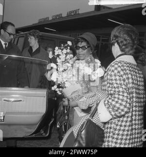 Arrivée d'Ella Fitzgerald et d'Oscar Peterson à l'aéroport de Schiphol. Ella Fitzgerald avec fleurs, 24 avril 1964, arrivées, jazz, Musique, pianistes, chanteurs, pays-Bas, agence de presse du XXe siècle photo, news to Remember, documentaire, photographie historique 1945-1990, histoires visuelles, L'histoire humaine du XXe siècle, immortaliser des moments dans le temps Banque D'Images