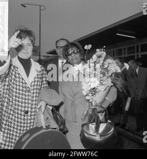 Arrivée d'Ella Fitzgerald et d'Oscar Peterson à l'aéroport de Schiphol. Ella Fitzgerald avec fleurs, 24 avril 1964, arrivées, jazz, Musique, pianistes, chanteurs, pays-Bas, agence de presse du XXe siècle photo, news to Remember, documentaire, photographie historique 1945-1990, histoires visuelles, L'histoire humaine du XXe siècle, immortaliser des moments dans le temps Banque D'Images