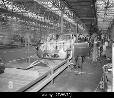 Production de la voiture de tourisme DAF à Eindhoven, les carrosseries sur la ligne de découpe de 120 m, 24 février 1959, pays-Bas, agence de presse du XXe siècle photo, news to Remember, documentaire, photographie historique 1945-1990, histoires visuelles, L'histoire humaine du XXe siècle, immortaliser des moments dans le temps Banque D'Images