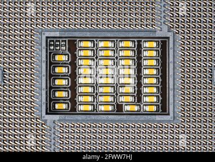 Détail du support de la carte mère de l'ordinateur avec composants électroniques et de nombreuses broches pour le processeur. Gros plan des petites résistances dans l'emplacement du processeur. Microélectronique. Banque D'Images