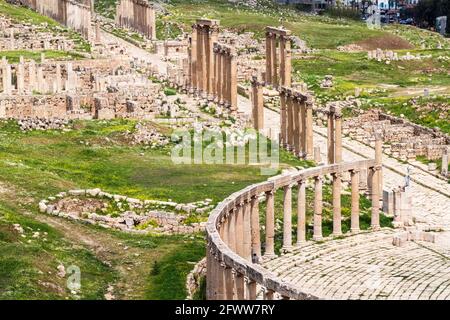 La rue Cardo Maximus et le Forum de l'ancienne ville de Jerash, Jordanie Banque D'Images