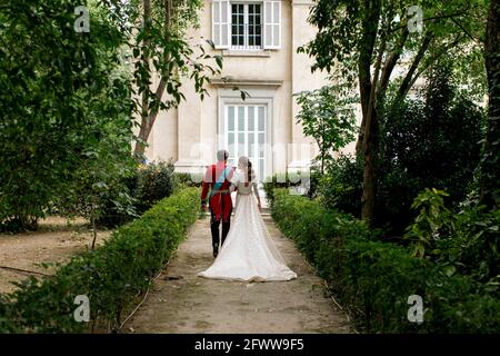 24 mai 2021, Madrid, Madrid, Espagne: CARLOS FITZ-JAMES STUART, BELEN CORSINI promenez-vous dans le palais après leur mariage au Palais Liria de Madrid. Le petit-fils de la femme la plus riche d'Espagne a noué le nœud avec son fiancé glamour samedi dans un mariage de haute société. Carlos Fitz-James Stuart y Solis, le comte d'Osorno, se marient avec sa fiancée Belen Corsini au Palais Liria de Madrid, un domaine du XVIIIe siècle qui est dans la famille Carlos depuis des siècles, rassemblant deux des familles les plus riches d'Espagne, les Albas et les Corsinis. (Image crédit: © Jack Abuin/ZUMA Wire) Banque D'Images