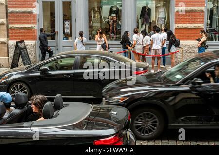 New York, États-Unis. 22 mai 2021. Des foules de clients se font la queue pour entrer dans le magasin de luxe d'occasion, What Goes Around, à New York le samedi 22 mai 2021. (Âphoto de Richard B. Levine) crédit: SIPA USA/Alay Live News Banque D'Images