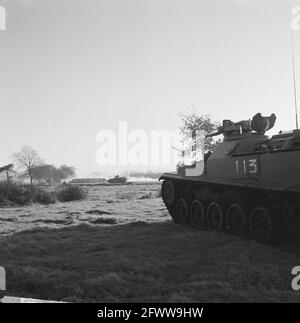 Exercice d'essai de l'armée sur terrain loué à Valkenswaard (NB), 9 décembre 1964, LANDMACHT, exercices, Grounds, pays-Bas, agence de presse du XXe siècle photo, news to remember, documentaire, photographie historique 1945-1990, histoires visuelles, L'histoire humaine du XXe siècle, immortaliser des moments dans le temps Banque D'Images
