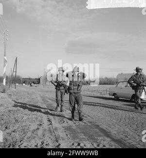 Exercice d'essai de l'armée sur terrain loué à Valkenswaard (NB), 9 décembre 1964, LANDMACHT, exercices, Grounds, pays-Bas, agence de presse du XXe siècle photo, news to remember, documentaire, photographie historique 1945-1990, histoires visuelles, L'histoire humaine du XXe siècle, immortaliser des moments dans le temps Banque D'Images