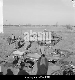 Exercice d'essai de l'armée sur terrain loué, deux véhicules AMX devant une ferme, 9 décembre 1964, LANDMACHT, VÉHICULES, Exercices, pays-Bas, Agence de presse du XXe siècle photo, nouvelles à retenir, documentaire, photographie historique 1945-1990, histoires visuelles, L'histoire humaine du XXe siècle, immortaliser des moments dans le temps Banque D'Images