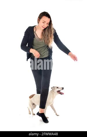 jack russel terrier et femme devant un fond blanc Banque D'Images