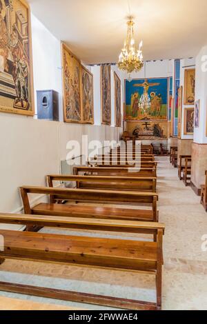 MADABA, JORDANIE - 21 MARS 2017 : intérieur de l'église Saint George à Madaba, Jordanie Banque D'Images