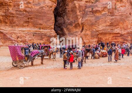 PETRA, JORDANIE - 23 MARS 2017 : touristes dans la ville antique de Petra, Jordanie Banque D'Images