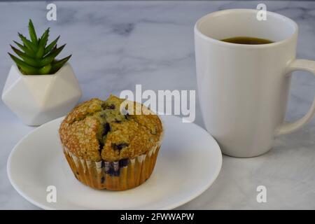 muffin aux baies bleues servi avec une tasse de café Banque D'Images