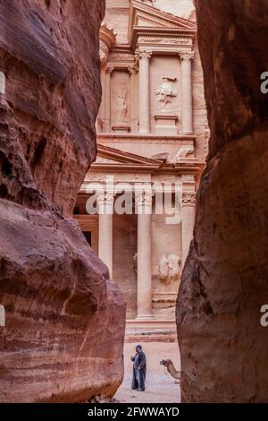 PETRA, JORDANIE - 24 MARS 2017 : homme local devant le temple d'Al Khazneh le Trésor de l'ancienne ville de Petra, Jordanie Banque D'Images
