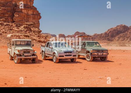 WADI RUM, JORDANIE - 26 MARS 2017 : véhicules 4x4 dans le désert de Wadi Rum, Jordanie Banque D'Images