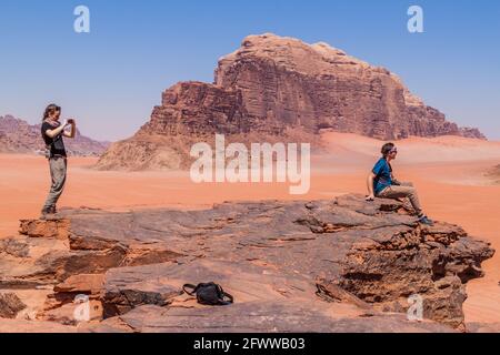 WADI RUM, JORDANIE - 26 MARS 2017 : touristes dans un affleurement rocheux du désert de Wadi Rum, Jordanie Banque D'Images