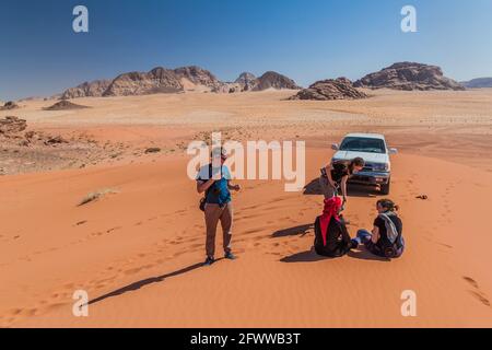 WADI RUM, JORDANIE - 26 MARS 2017 : Toyota 4WD avec des touristes et un guide local bédouin dans le désert de Wadi Rum, Jordanie Banque D'Images