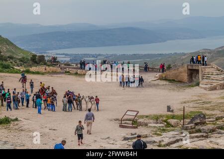 UMM QAIS, JORDANIE - 30 MARS 2017 : les touristes visitent le point de vue de la mer de Galilée sur les ruines d'Umm Qais Banque D'Images