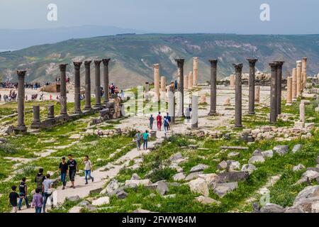 UMM QAIS, JORDANIE - 30 MARS 2017 : les touristes visitent les ruines de la terrasse de la Basilique à Umm Qais Banque D'Images