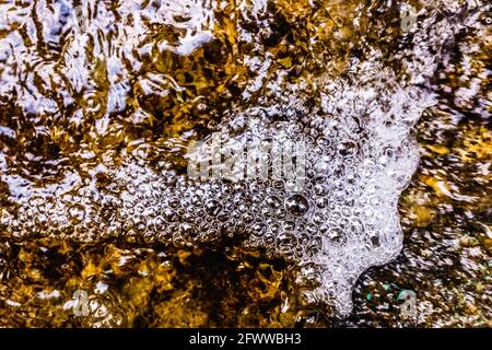 Bulles d'eau dans un jet d'eau cristalline pure avant sa contamination. Banque D'Images