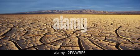 Un lit de lac a laissé haut et sec après la fin de la dernière période glaciaire; ou période pluviale; le Pléistocène;?il ya environ six mille ans.?les marges des lacs supporaient à la fois la faune et les humains. Banque D'Images