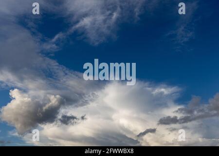 Textur hintergrund blauer Himmel mit Wolken Banque D'Images