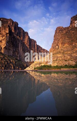 La rivière Rio Grande; en amont; ou à l'ouest; à l'embouchure du canyon Santa Elena; près de Casolon; Texas; parc national de Big Bend.Le cœur de l'Apache de Mescalero; c'était la dernière, la frontière la plus éloignée le long de la frontière mexicaine.L'Apache a maintenu que le Grand Esprit, après avoir terminé la fabrication de la Terre, a utilisé le Big Bend comme un terrain d'immersion pour les restes de roches. Banque D'Images